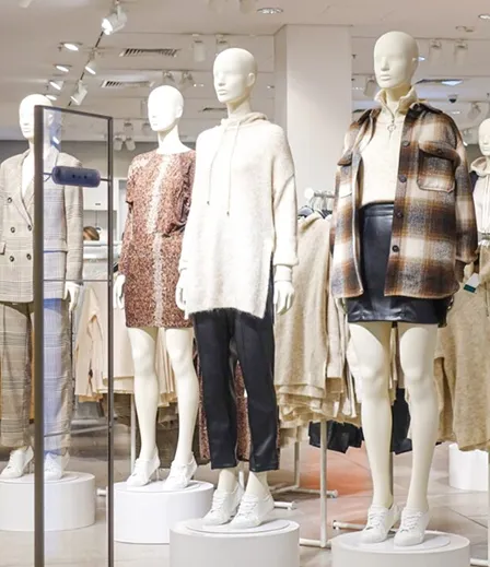 ハンガーカートを使ったアパレル展示会やPOPUPイベント向け衣類輸送のイメージ