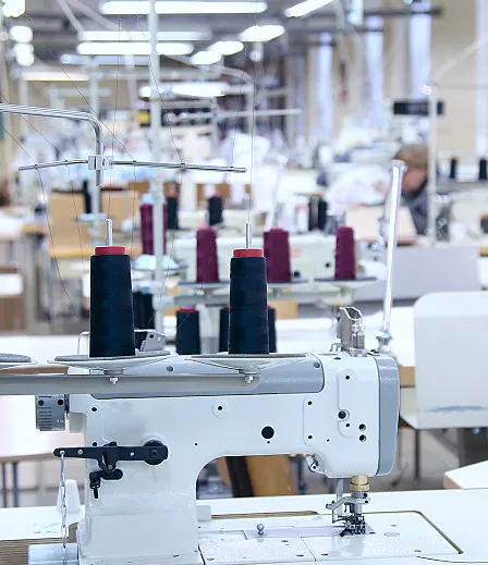 郊外の縫製工場やプレス工場から都市部への衣類輸送を行うハンガーカートの利用シーン