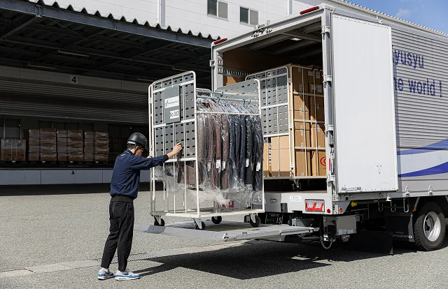 通常のトラックへハンガーカートをそのまま積み込み、小ロット衣類を効率的に輸送している様子