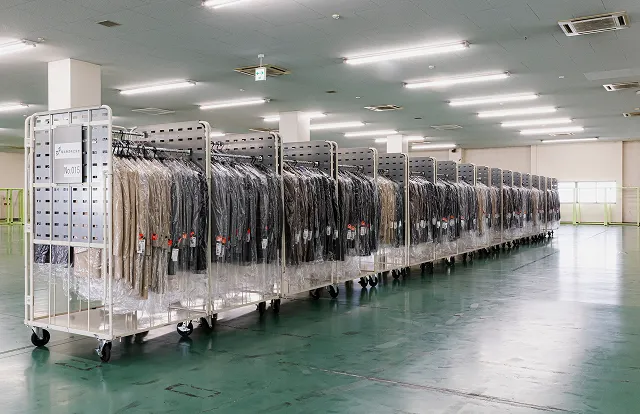 展示会や百貨店のストックヤードでハンガーカートのまま衣類を保管できる省力化アパレル物流のシーン