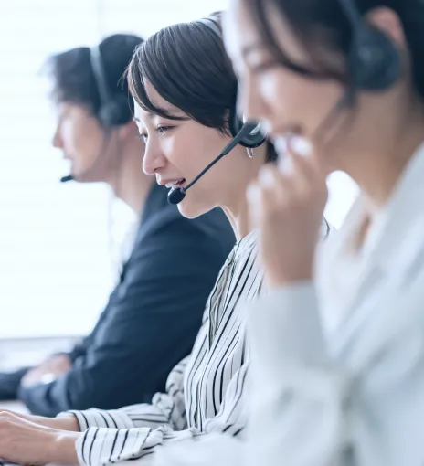 ハンガー輸送に関する問い合わせ対応を行うオペレーター。小ロット対応や専用車不要のハンガー輸送について相談できるサポート体制を表す写真。