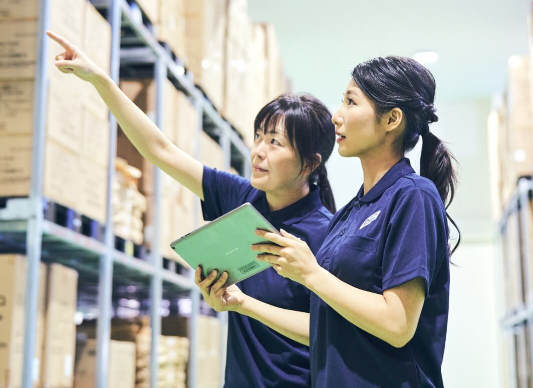 相談している女性従業員達
