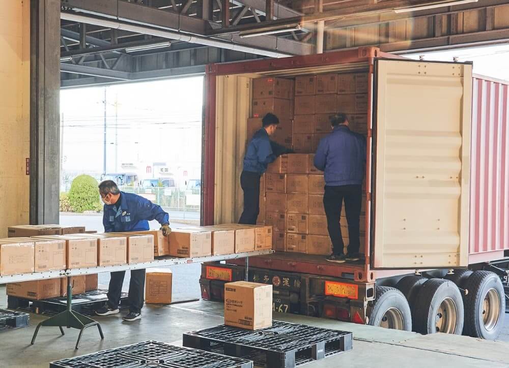 積荷を下ろす